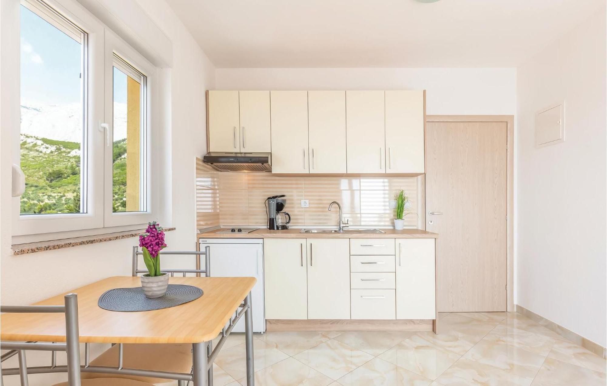 Gorgeous Apartment In Krvavica With Kitchen Kültér fotó